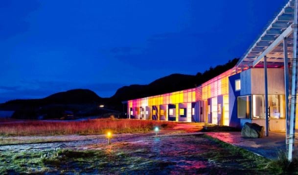 Stokkøya kan tilby både spektakulære opplevelser og overnattinger i de unike byggene på Stokkøya. Foto: Stokkøya sjøsenter
