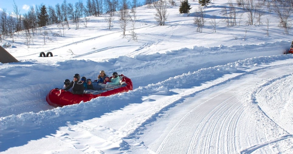 Familie på snørafting. Foto.