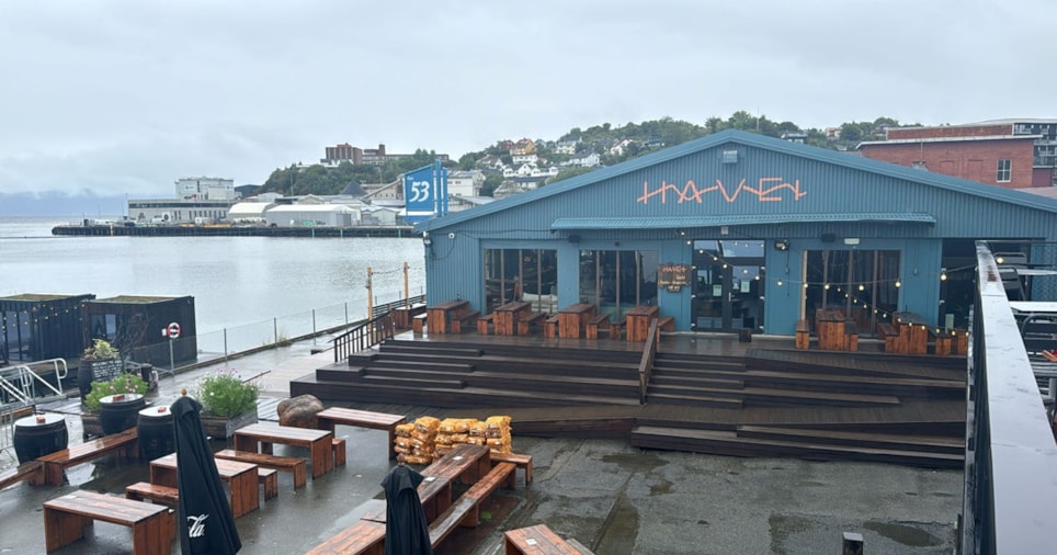 Bilde av blå trebygning, restaurant Havet Arena på Nyhavna i Trondheim.