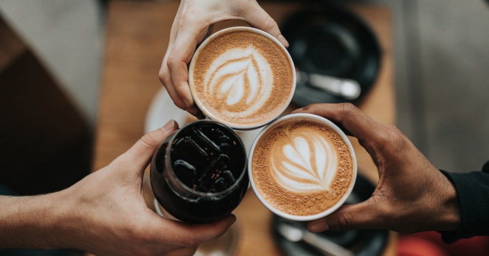 en iskaffe og to kaffe latte som skåler.