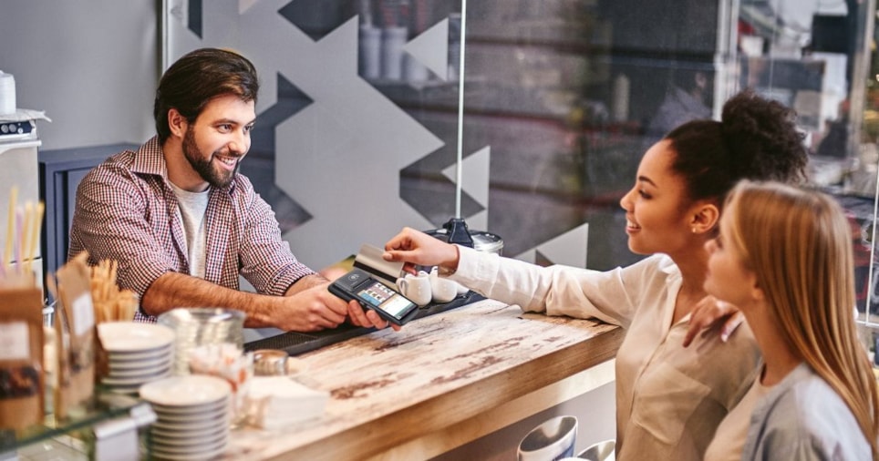 Salg over disk i en kafe. Betaling på kortautomat,