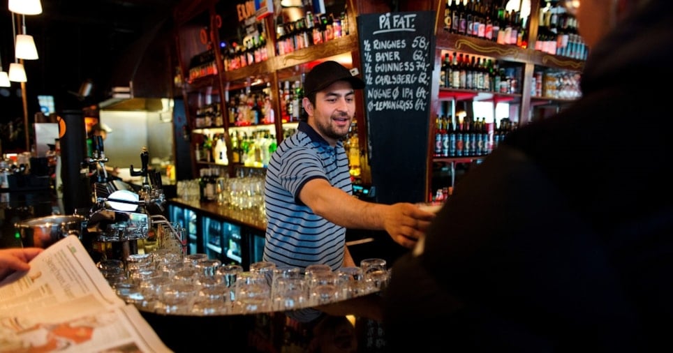 bartender serverer øl. Foto.