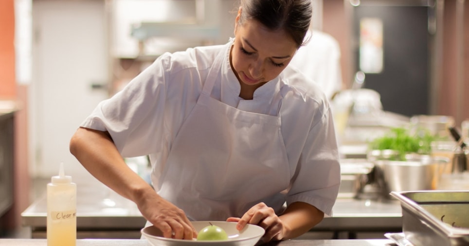 Bilde av en kokk på et restaurantkjøkken