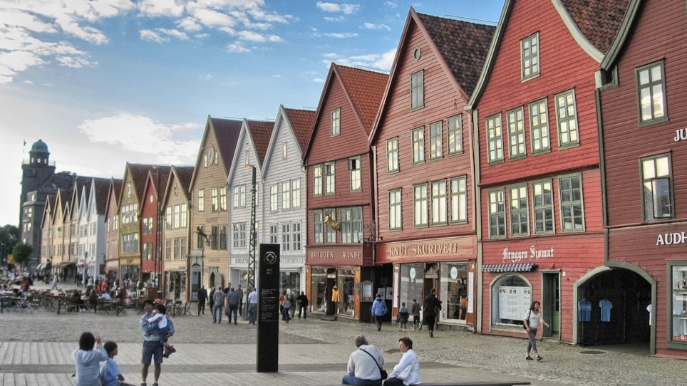 Bryggen i berge, med fargerike hus. Foto