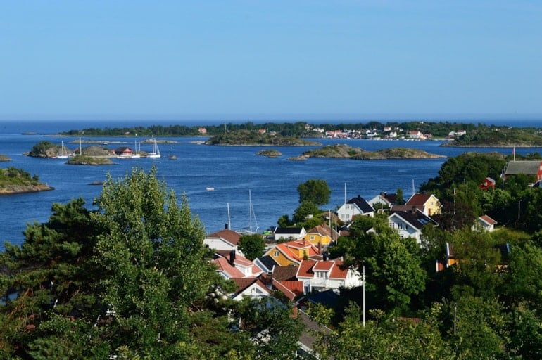 Vannutsikt og hus. Foto.