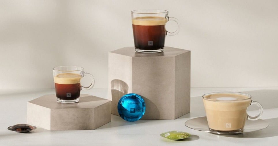 Tre kaffekopper på et bord. Foto.