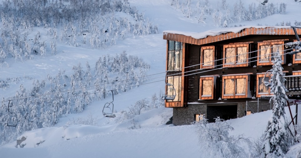 Hytte i snødekket landskap