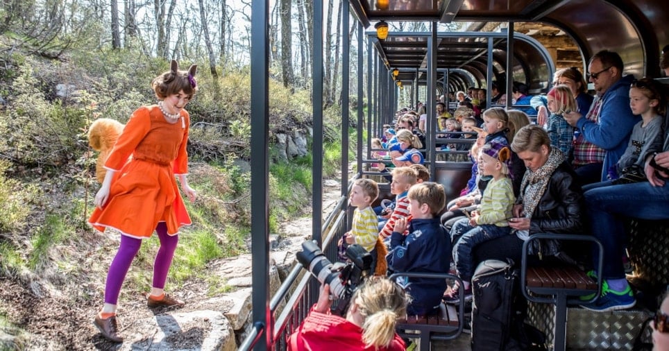 Barn ser på Hakkebakkeskogen-forestilling i Dyreparken i Kristiansand