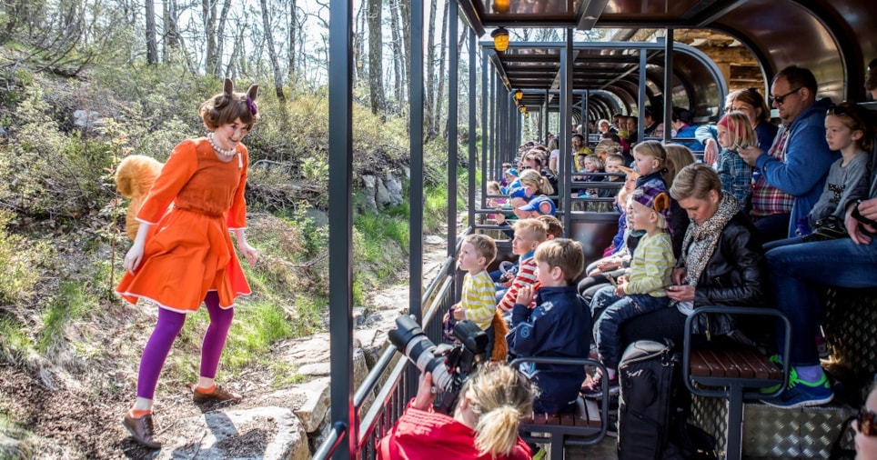 Barn ser på Hakkebakkeskogen-forestilling i Dyreparken i Kristiansand